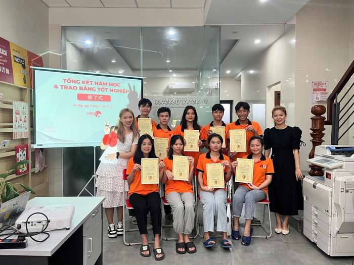 Ứng viên nhận chứng chỉ tiếng Nhật do Trung tâm đào tạo nguồn nhân lực quốc tế Rakuraku (trực thuộc Công ty trách nhiệm hữu hạn Thương mại và Dịch vụ Shinseidai) trao. (Ảnh: NVCC) shinseidai 2.png