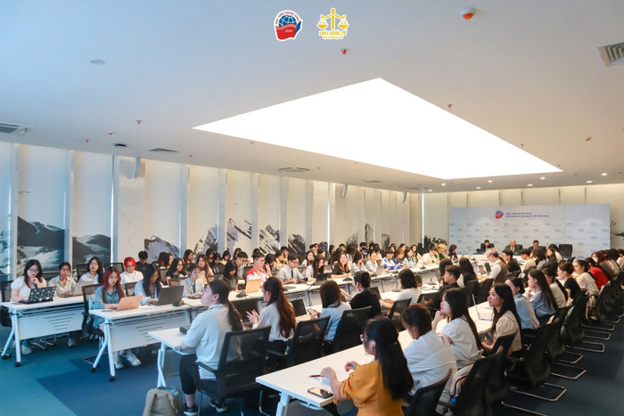 Sinh viên Học viện Ngoại giao tham dự Tọa đàm về Luật biển Quốc tế ngày 11/10/2024. (Ảnh: NTCC) Toa dam Luat bien quoc te.jpg