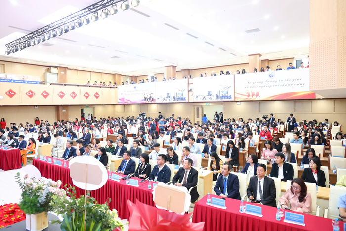 Toàn cảnh lễ khai mạc. khai mac.png