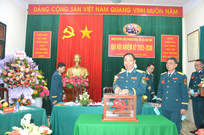 Đại hội bỏ phiếu bầu đoàn đại biểu đi dự Đại hội đại biểu Đảng bộ Học viện Phòng không - Không quân lần thứ VI, nhiệm kỳ 2025-2030. bỏ phiếu.jpg