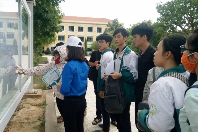 Thời tiết ở Quảng Bình chiều này khá oi bức, nhưng các thí sinh vẫn có mặt đúng giờ để nghe phổ biến quy chế thi.