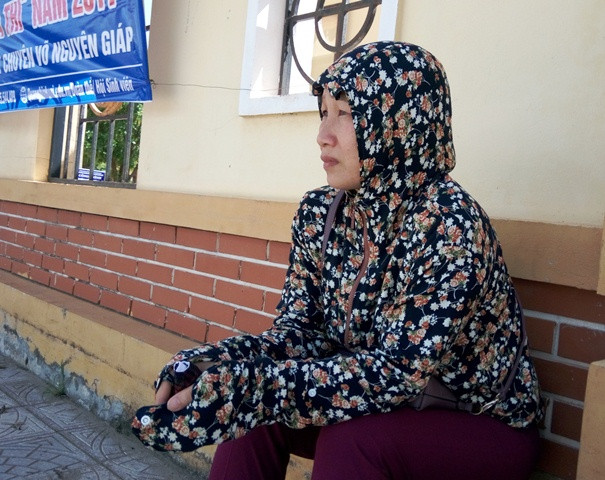 Chị Lê Thị Thắm cùng con gái từ huyện miền núi Tuyên Hóa xuống thành phố Đồng Hới dự thi (Ảnh: Thủy Phan) Chị Lê Thị Thắm cùng con gái từ huyện miền núi Tuyên Hóa xuống thành phố Đồng Hới dự thi (Ảnh: Thủy Phan)