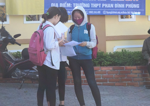 Các thí sinh thảo luận sau khi hoàn thành bài thi. (Ảnh: Thủy Phan)