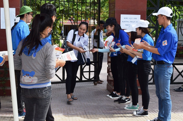 Thí sinh cười rạng rỡ sau khi rời phòng thi. (Ảnh: Thủy Phan)