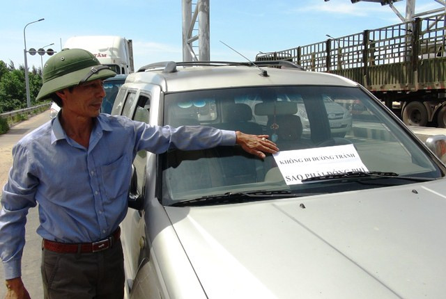 Nhiều ô tô còn dán dòng chữ phản đối việc thu phí trước cabin. Nhiều ô tô còn dán dòng chữ phản đối việc thu phí trước cabin.