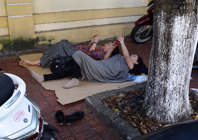 Phụ huynh trong lúc đợi con làm bài thi tại điểm thi trường trung học phổ thông Đào Duy Từ (Quảng Bình). (Ảnh: Thủy Phan) Phụ huynh trong lúc đợi con làm bài thi tại điểm thi trường trung học phổ thông Đào Duy Từ (Quảng Bình). (Ảnh: Thủy Phan)