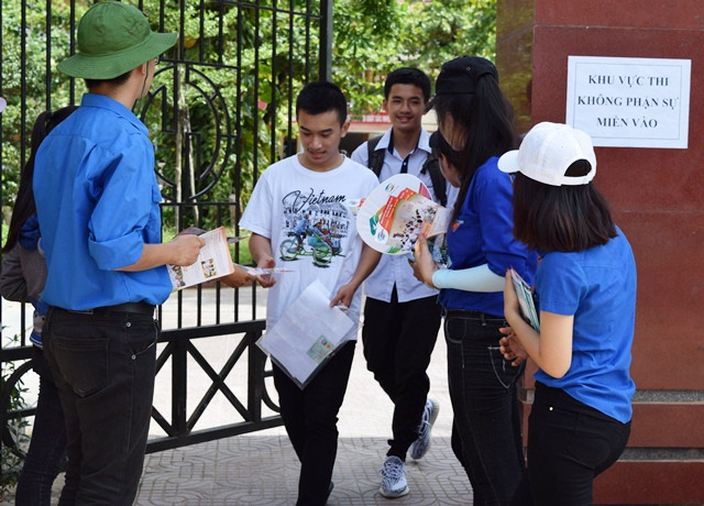 Nhiều thí sinh đánh giá, đề Ngữ Văn vừa tầm, nằm trong chương trình lớp 12. (Ảnh: Thủy Phan)