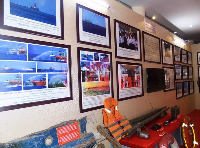 Các tư liệu, hiện vật, bản đồ... được trưng bày tại triển lãm là những bằng chứng lịch sử và cơ sở pháp lý chứng minh chủ quyền của Việt Nam đối với hai quần đảo Hoàng Sa và Trường Sa.