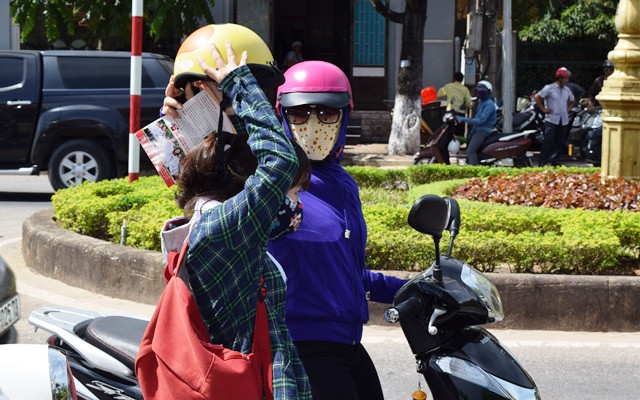 Thời tiết Quảng Bình khá nắng nóng, tuy nhiên hầu hết các thí sinh đều có mặt đúng giờ. (Ảnh: Thủy Phan)