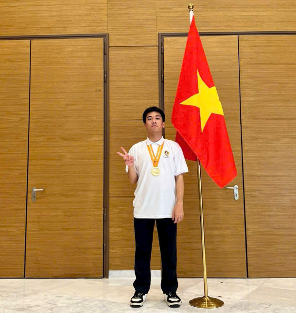 Em Đặng Tuấn Anh, học sinh của cô Phương Thanh đạt Huy chương Vàng Olympic Sinh học Quốc tế 2024 (Ảnh: NVCC) 1733106900.png