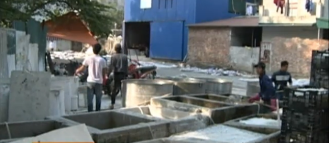 Những cơ sở sản xuất mứt kẹo ngay sát đường đi, đầy bụi bẩn. Những cơ sở sản xuất mứt kẹo ngay sát đường đi, đầy bụi bẩn.