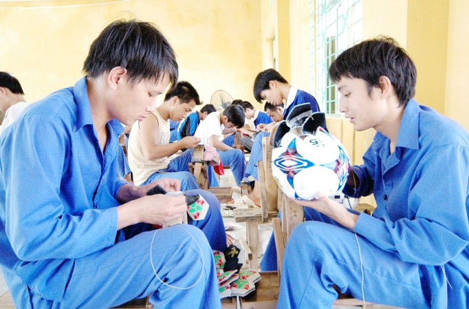 Các đối tượng cai nghiện được dạy nghề để tái hoà nhập cộng đồng. Các đối tượng cai nghiện được dạy nghề để tái hoà nhập cộng đồng.