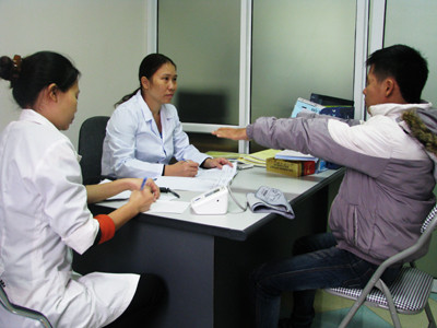 Bác sĩ Trung tâm Phòng, chống HIV/AIDS tỉnh khám, kiểm tra sức khỏe hàng ngày cho người nghiện trước mỗi lần uống thuốc methadone. Bác sĩ Trung tâm Phòng, chống HIV/AIDS tỉnh khám, kiểm tra sức khỏe hàng ngày cho người nghiện trước mỗi lần uống thuốc methadone.