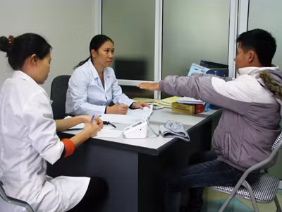 Bác sĩ Trung tâm Phòng, chống HIV/AIDS tỉnh khám, kiểm tra sức khỏe hàng ngày cho người nghiện trước mỗi lần uống thuốc methadone. Bác sĩ Trung tâm Phòng, chống HIV/AIDS tỉnh khám, kiểm tra sức khỏe hàng ngày cho người nghiện trước mỗi lần uống thuốc methadone.