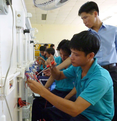 Học viên lớp kỹ thuật điện công nghiệp và dân dụng ở Trung tâm Giáo dục lao động xã hội Phước Bình trong giờ thực hành điện dân dụng (Sở Lao động - Thương binh và Xã hội TP Hồ Chí Minh). Học viên lớp kỹ thuật điện công nghiệp và dân dụng ở Trung tâm Giáo dục lao động xã hội Phước Bình trong giờ thực hành điện dân dụng (Sở Lao động - Thương binh và Xã hội TP Hồ Chí Minh).