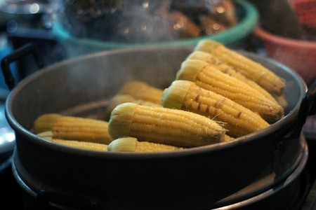 Người dân Hội An khổ vì tin đồn luộc ngô bằng kẽm, chì. Người dân Hội An khổ vì tin đồn luộc ngô bằng kẽm, chì.