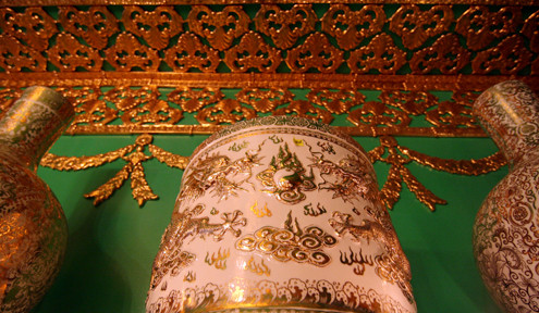 Lư hương dát vàng có giá trên 10 triệu đồng. Lư hương dát vàng có giá trên 10 triệu đồng.