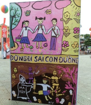 Những bức tranh cổ động chống tệ nạn ma túy được các em học sinh vẽ. Những bức tranh cổ động chống tệ nạn ma túy được các em học sinh vẽ.