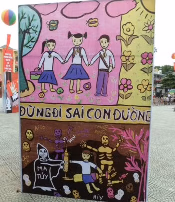 Những bức tranh cổ động chống tệ nạn ma túy được các em học sinh vẽ.