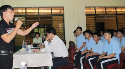 Học viên và người sau cai nghiện trao đổi với anh P.L.T. về kinh nghiệm vượt qua cơn thèm nhớ ma túy. Học viên và người sau cai nghiện trao đổi với anh P.L.T. về kinh nghiệm vượt qua cơn thèm nhớ ma túy.