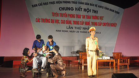 Hội thi tuyên truyền phong trào “An toàn trường học” khối các trường ĐH, CĐ, THCN năm 2013 do Sở GD và ĐT phối hợp với Công an tỉnh tổ chức. Hội thi tuyên truyền phong trào “An toàn trường học” khối các trường ĐH, CĐ, THCN năm 2013 do Sở GD và ĐT phối hợp với Công an tỉnh tổ chức.