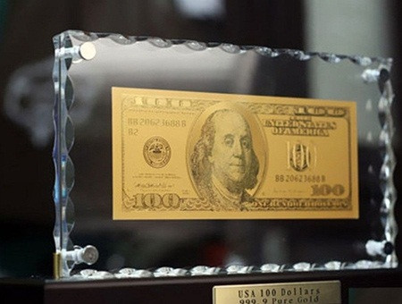 Một tờ tiền USD để bàn có mệnh giá 100 USD, làm bằng vàng nguyên chất 24 carat do Mỹ sản xuất được báo giá khoảng 4,3 triệu đồng.