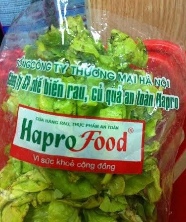 Rau gắn mác an toàn bắt đầu thối nhũn vẫn được bày bán trong siêu thị Rau gắn mác an toàn bắt đầu thối nhũn vẫn được bày bán trong siêu thị