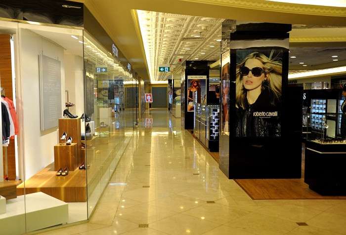 Cảnh vắng vẻ bao trùm các gian hàng dày dép, kính mắt, đồng hồ… (Ảnh: Trần Kháng). Cảnh vắng vẻ bao trùm các gian hàng dày dép, kính mắt, đồng hồ… (Ảnh: Trần Kháng).