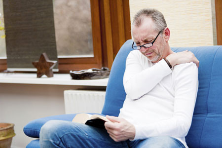 Khi viêm khớp, nếu vận động nhiều thì âm bị tác động mạnh sẽ gây đau.