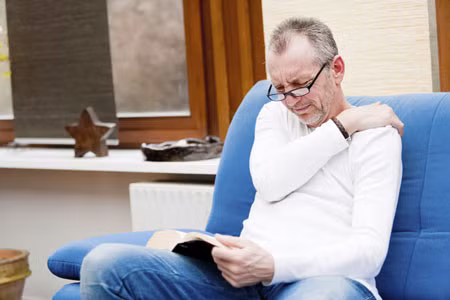 Khi viêm khớp, nếu vận động nhiều thì âm bị tác động mạnh sẽ gây đau.