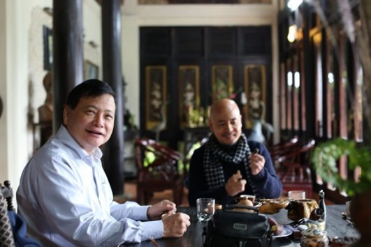 Nhà báo Nguyễn Công Khế trò chuyện với Chủ tịch Tập đoàn Trung Nguyên Đặng Lê Nguyên Vũ tại trang trại M'drăk, Đắklắk sau 34 ngày "bế quan". Ảnh: Phạm Bảy Nhà báo Nguyễn Công Khế trò chuyện với Chủ tịch Tập đoàn Trung Nguyên Đặng Lê Nguyên Vũ tại trang trại M'drăk, Đắklắk sau 34 ngày "bế quan". Ảnh: Phạm Bảy