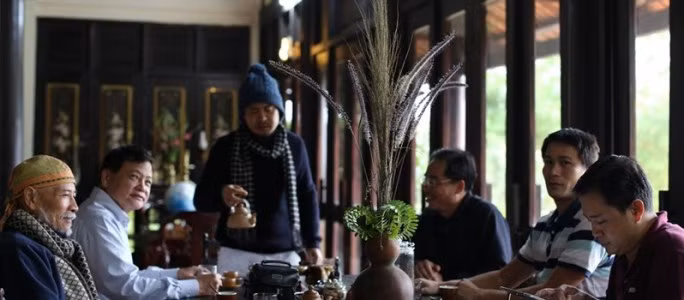 Ông Đặng Lê Nguyên Vũ đón khách trong trang phục kín từ đầu đến chân để giữ năng lượng. Ảnh: Phạm Bảy