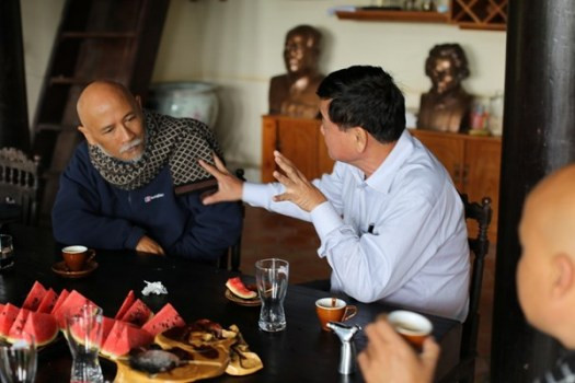 Sau hơn 1 tháng, nhà văn Lưu Trọng Văn (trái) giảm 8 kg. Ảnh: N.T Sau hơn 1 tháng, nhà văn Lưu Trọng Văn (trái) giảm 8 kg. Ảnh: N.T