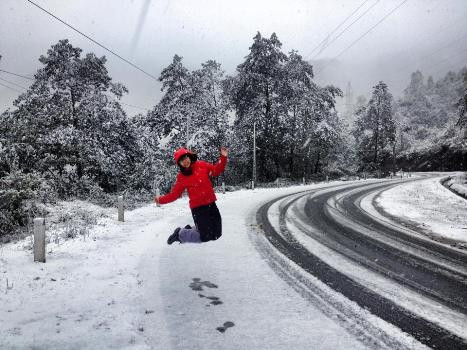 Khách du lịch thích thú tạo dáng trong đợt tuyết rơi đầu mùa tại Sa Pa.