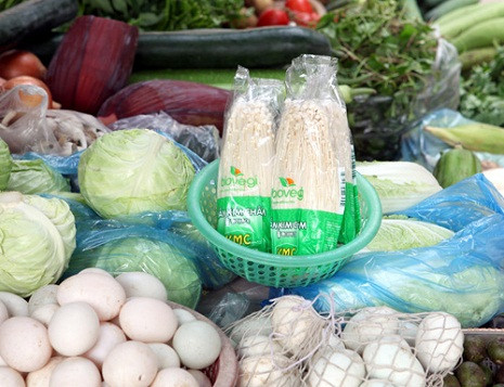 Nấm tươi không rõ nguồn gốc xuất xứ, đóng gói đẹp mắt tại chợ. Nấm tươi không rõ nguồn gốc xuất xứ, đóng gói đẹp mắt tại chợ.