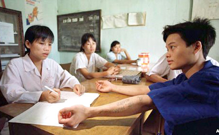 Bác sĩ tại một trung tâm cai nghiện ma túy kiểm tra sức khỏe cho một học viên Bác sĩ tại một trung tâm cai nghiện ma túy kiểm tra sức khỏe cho một học viên