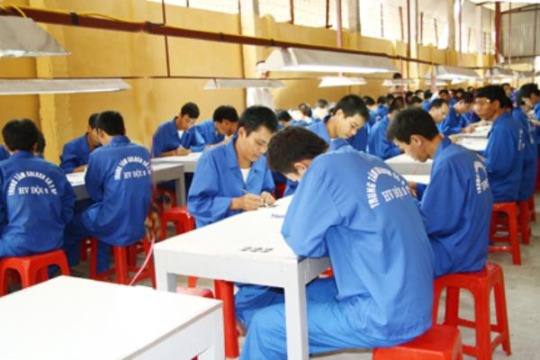 Tạo việc làm cho người sau cai nghiện là một trong những giải pháp hữu hiệu chống tái nghiện. Trong ảnh: Học viên Trung tâm Giáo dục-Lao động số 2 trong giờ lao động, sản xuất.