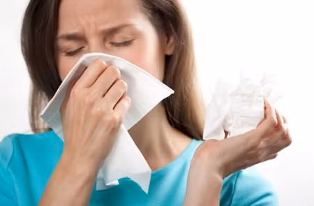 Hắt hơi và ho vào trong khăn giấy sau đó vứt ngay khăn đã dùng.