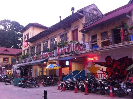 Rất nhiều cửa hàng thời trang, quán bar, cà phê tại Zone 9 vẫn hoạt động bình thường. (Ảnh: Phạm Liễu)