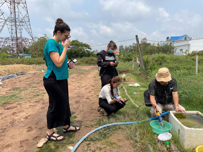 Sinh viên Trường Đại học Cần Thơ thực hành đo chất lượng nước. Ảnh: NTCC. Thuctapdochatluongnuoc.jpg