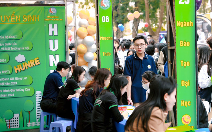 Nhiều thí sinh quan tâm, tìm hiểu các ngành học của Trường Đại học Tài nguyên và Môi trường Hà Nội. Ảnh: Fanpage nhà trường. 432024004_827978049354036_9168948954790413752_n.jpg