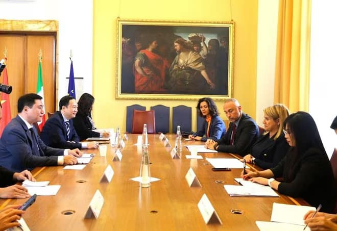 Bích Diệp (ngoài cùng bên phải) làm phiên dịch viên cho phía Bộ Ngoại Giao Italia tại kỳ họp lần thứ 8 Ủy ban hỗn hợp kinh tế Việt Nam - Italia, được tổ chức tại trụ sở Bộ Ngoại giao và Hợp tác Quốc tế, Thủ đô Roma hồi tháng 10/2023. Ảnh: NVCC. 427935981_705761731627174_7108764010022130653_n.jpg