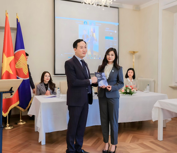 Bích Diệp tại Đại hội Hội Sinh viên Việt Nam tại Italia được tổ chức tại Đại sứ quán Việt Nam tại Ý vào ngày 04/11/2023. Đại sứ Dương Hải Hưng đã tặng cuốn sách “Nghiên cứu hoạt động của Hồ Chí Minh tại Italia” cho Hội. Ảnh: NVCC. 2.PNG