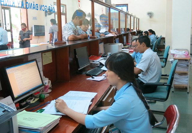 Trung tâm giao dịch một cửa thành phố Đồng Hới (Quảng Bình), một trung 7 trung tâm được Dự án dân chấm điểm cán bộ (M - Score) chọn làm nơi khảo sát. Trung tâm giao dịch một cửa thành phố Đồng Hới (Quảng Bình), một trung 7 trung tâm được Dự án dân chấm điểm cán bộ (M - Score) chọn làm nơi khảo sát.