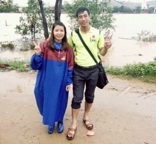 Trang phục thường xuyên của các thầy cô là ủng, áo mưa, dép lê (Ảnh: Các thầy cô cung cấp) Trang phục thường xuyên của các thầy cô là ủng, áo mưa, dép lê (Ảnh: Các thầy cô cung cấp)