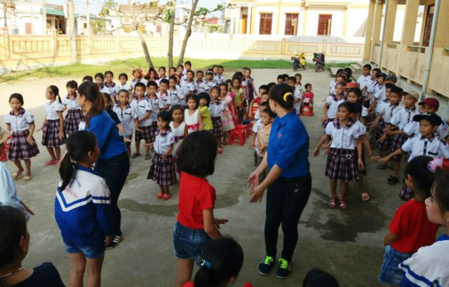 Năm nay, các thầy cô giáo và nhiều học sinh Tiểu học ở điểm trường trung tâm qua sông để tổ chức các hoạt động vui chơi nhân dịp 26/3 cho học sinh ở điểm trường lẻ thôn Công Hòa. (Ảnh: Thủy Phan) Năm nay, các thầy cô giáo và nhiều học sinh Tiểu học ở điểm trường trung tâm qua sông để tổ chức các hoạt động vui chơi nhân dịp 26/3 cho học sinh ở điểm trường lẻ thôn Công Hòa. (Ảnh: Thủy Phan)