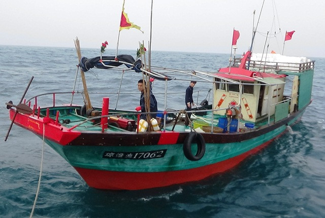 Một trong ba tàu câu mang số hiệu Trung Quốc đánh bắt vi phạm chủ quyền biển Việt Nam. (Ảnh: BĐBP cung cấp) Một trong ba tàu câu mang số hiệu Trung Quốc đánh bắt vi phạm chủ quyền biển Việt Nam. (Ảnh: BĐBP cung cấp)
