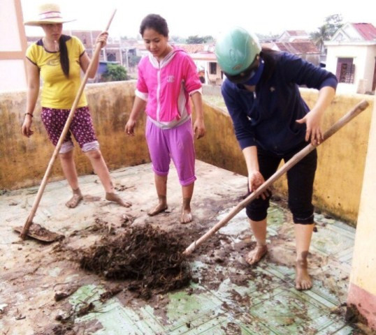 Những đợt lũ liên tiếp cuối năm 2016 là thời điểm vất vả nhất của các thầy cô giáo nơi đây khi dưới sân thì bùn 2-3 lớp, còn trong lớp học lại đầy phân trâu, bò. (Ảnh: các thầy cô cung cấp) Những đợt lũ liên tiếp cuối năm 2016 là thời điểm vất vả nhất của các thầy cô giáo nơi đây khi dưới sân thì bùn 2-3 lớp, còn trong lớp học lại đầy phân trâu, bò. (Ảnh: các thầy cô cung cấp)