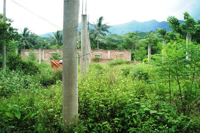 Trong khi nhu cầu ở lại bán trú của học sinh vô cùng bức thiết thì công trình xây dựng nhà bán trú cho học sinh trường phổ thông dân tộc bán trú tiểu học và trung học cơ sở Dân Hóa lại "đắp chiếu" suốt gần 7 năm qua. (Ảnh: X.V) Trong khi nhu cầu ở lại bán trú của học sinh vô cùng bức thiết thì công trình xây dựng nhà bán trú cho học sinh trường phổ thông dân tộc bán trú tiểu học và trung học cơ sở Dân Hóa lại "đắp chiếu" suốt gần 7 năm qua. (Ảnh: X.V)