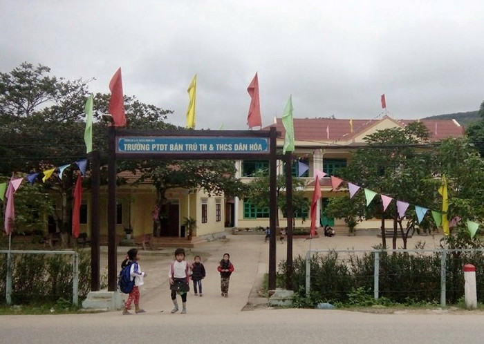 Rất nhiều học sinh trường phổ thông dân tộc bán trú tiểu học và trung học cơ sở Dân Hóa lỡ dở việc học vì đường sá đi lại quá khó khăn. (Ảnh: X.V) Rất nhiều học sinh trường phổ thông dân tộc bán trú tiểu học và trung học cơ sở Dân Hóa lỡ dở việc học vì đường sá đi lại quá khó khăn. (Ảnh: X.V)